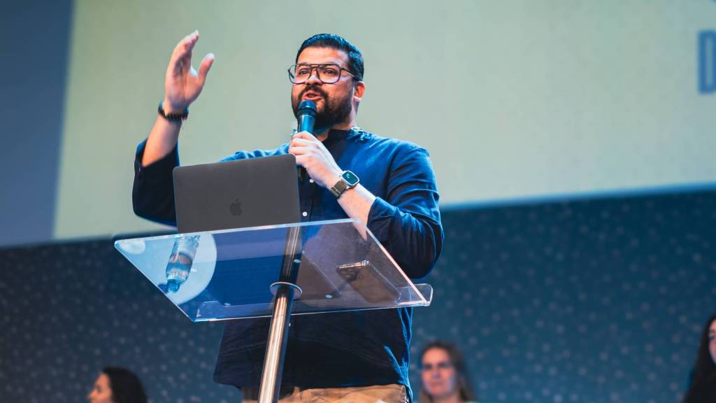 Se Ele está, nada te faltará - Pedro Gómez