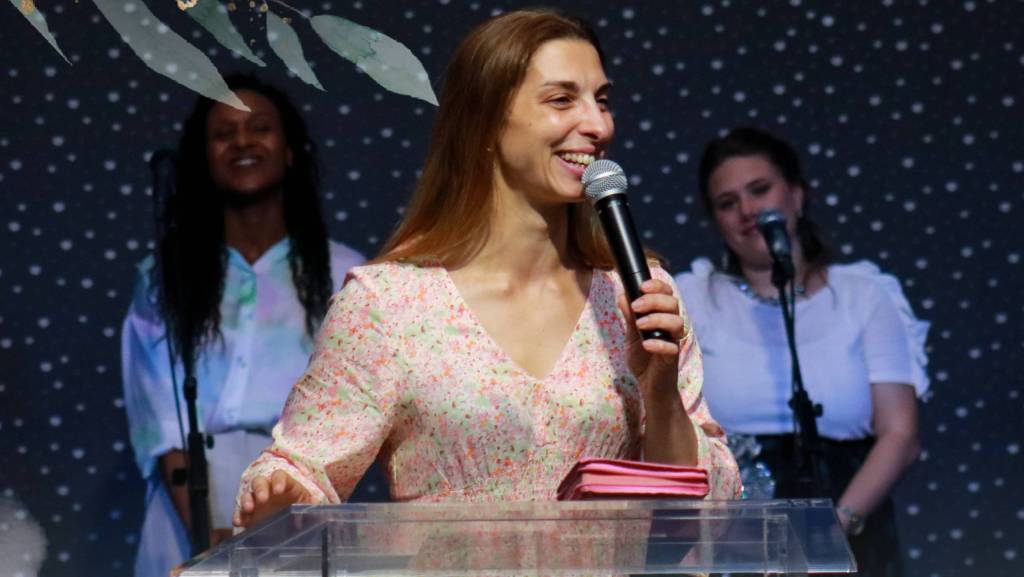 Em Sua Presença somos Livres de toda a Condenação - Liliana Cosme