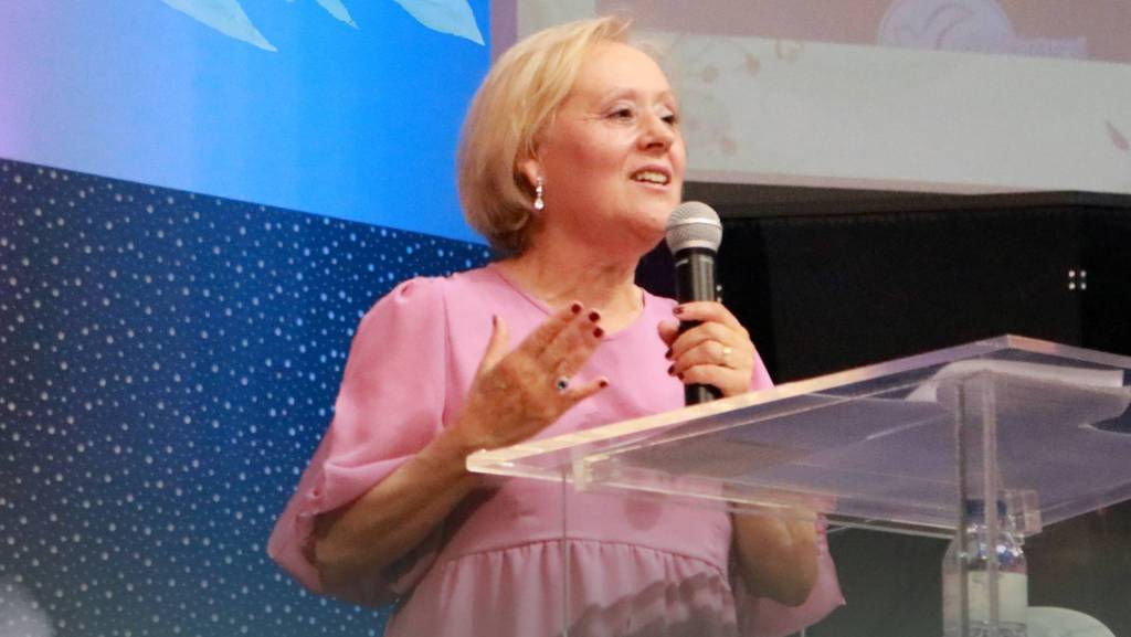 Em Sua Presença somos redimidas - Gena Ferreira