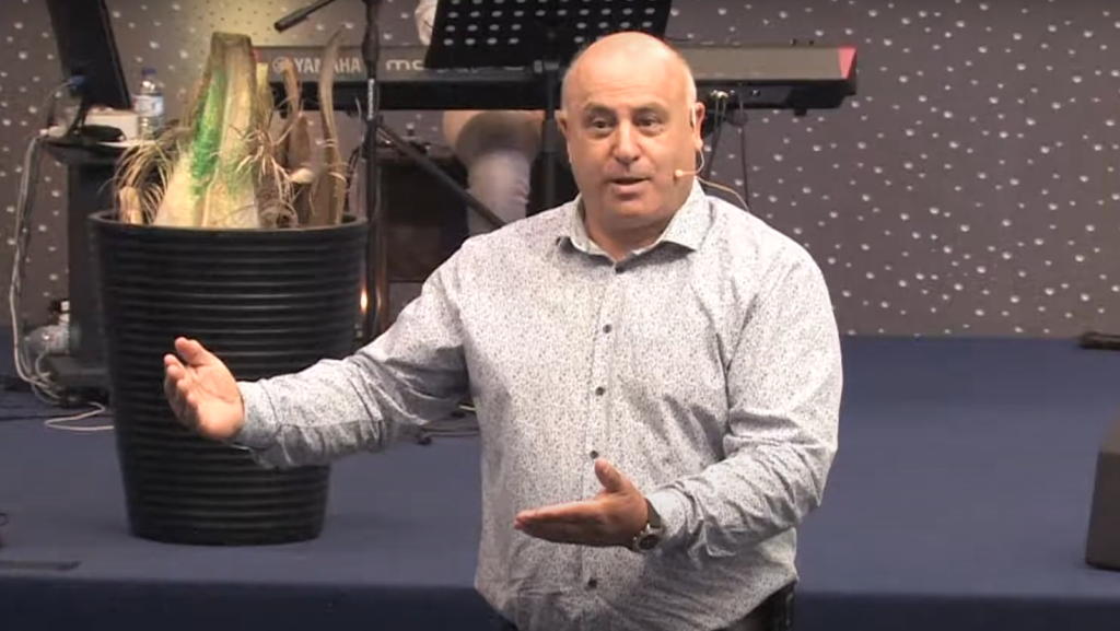 Está consumado - António Ferreira