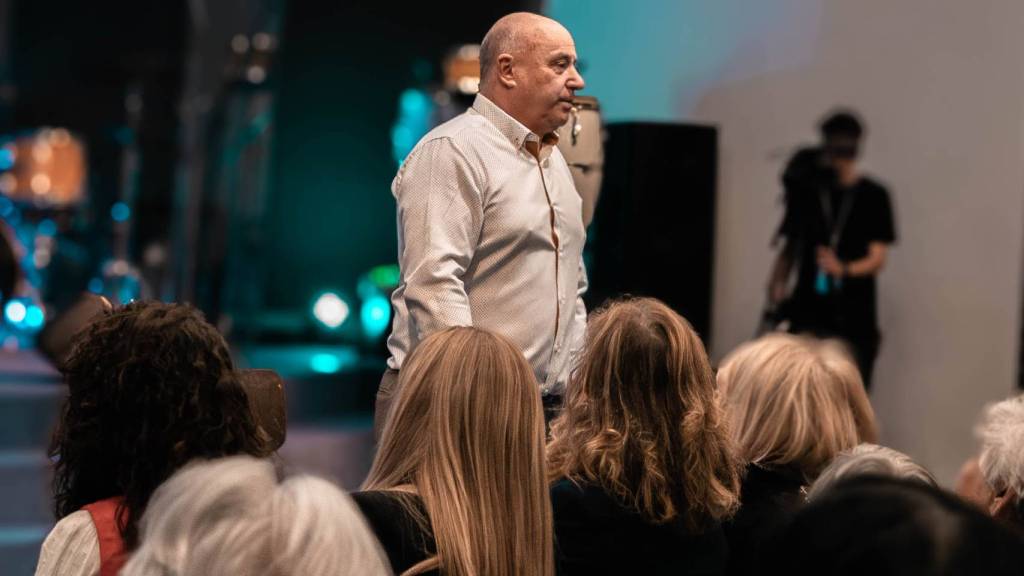 Não olhe para os seus problemas, olhe para Jesus - António Ferreira