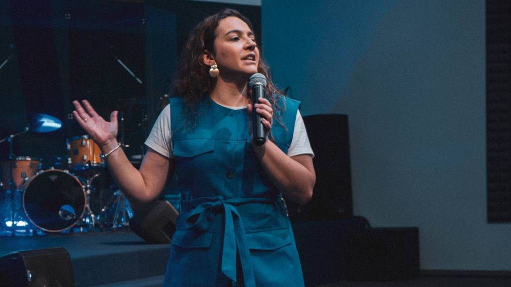 Não fique sentado à "beira do caminho" - Ana Ferreira