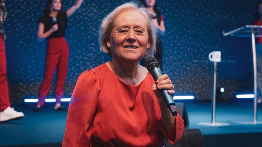 Um Presente Divino - Gena Ferreira