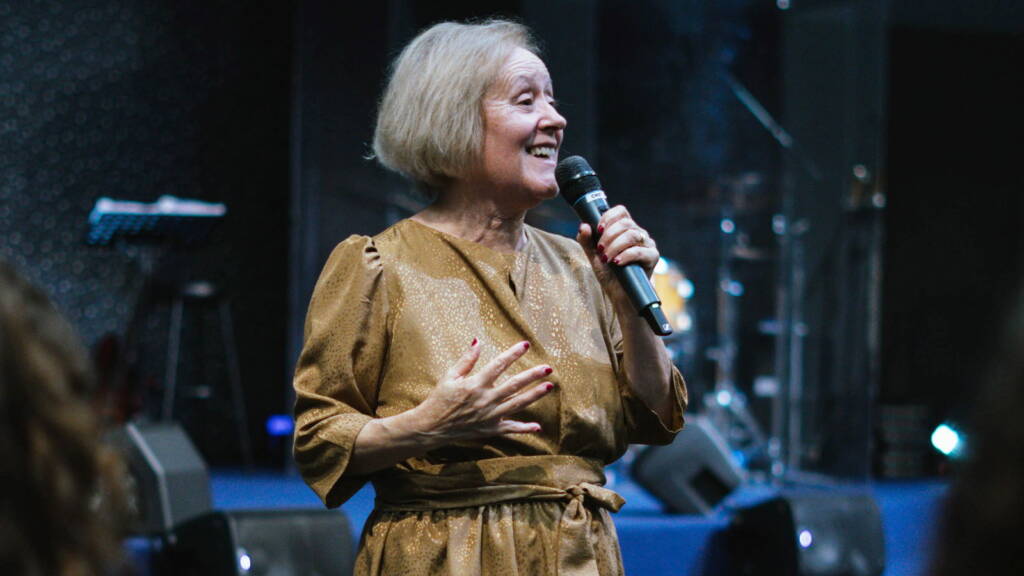 A cruz é lugar de redenção - Gena Ferreira